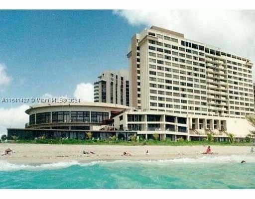 Condo — Miami Beach, FL 33140