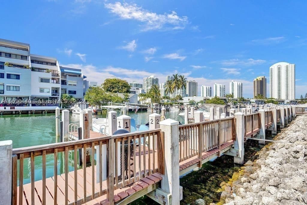 1+1 Condo — 400 Kings Point Dr #320, Sunny Isles Beach, FL 33160
