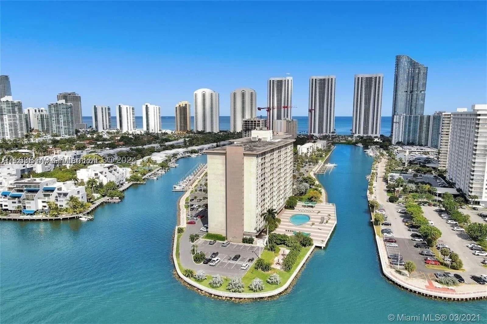 1+1 Condo — 400 Kings Point Dr #320, Sunny Isles Beach, FL 33160