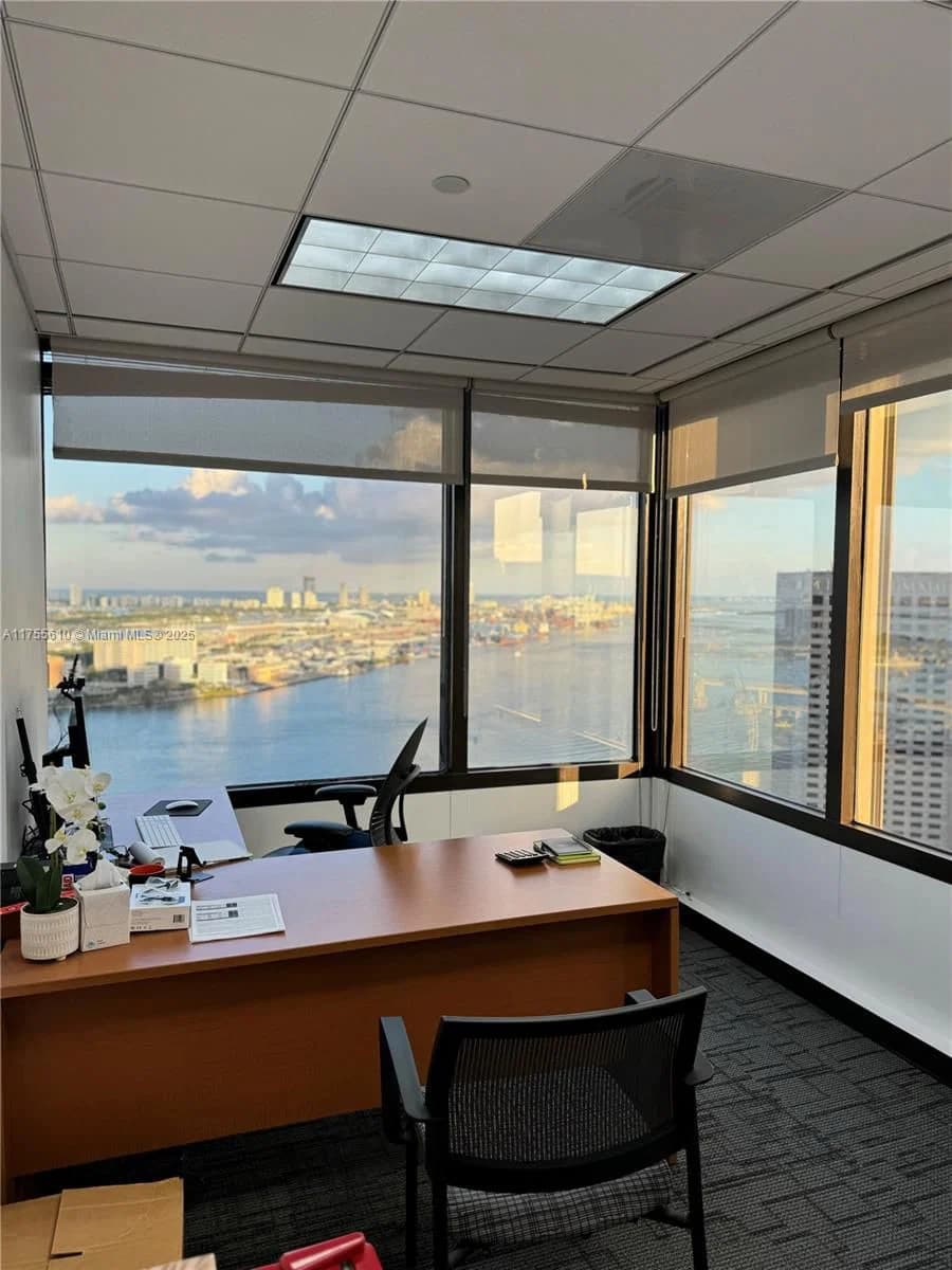 Mülk — 2 Biscayne Blvd #3200, Miami, FL 33131