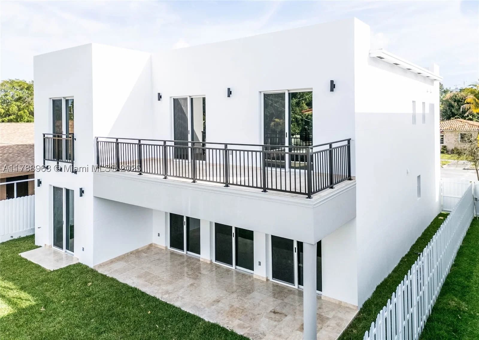 4+1 Müstakil ev — 910 24th Rd, Miami, FL 33129