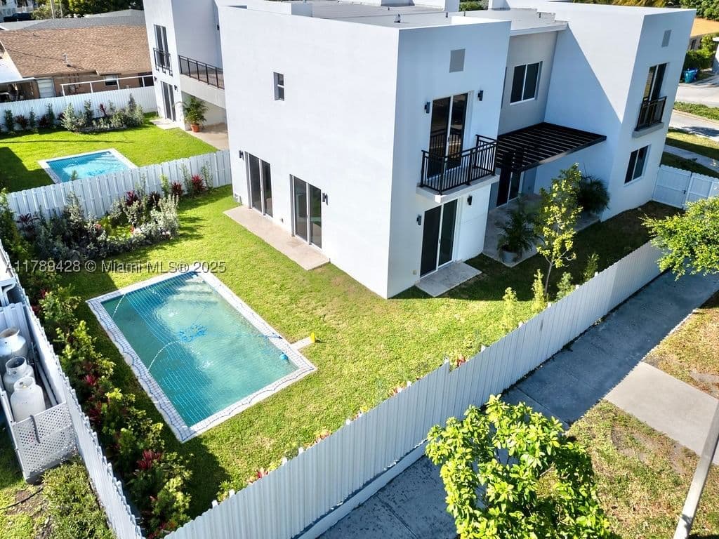 4+1 Müstakil ev — 900 24th Rd, Miami, FL 33129