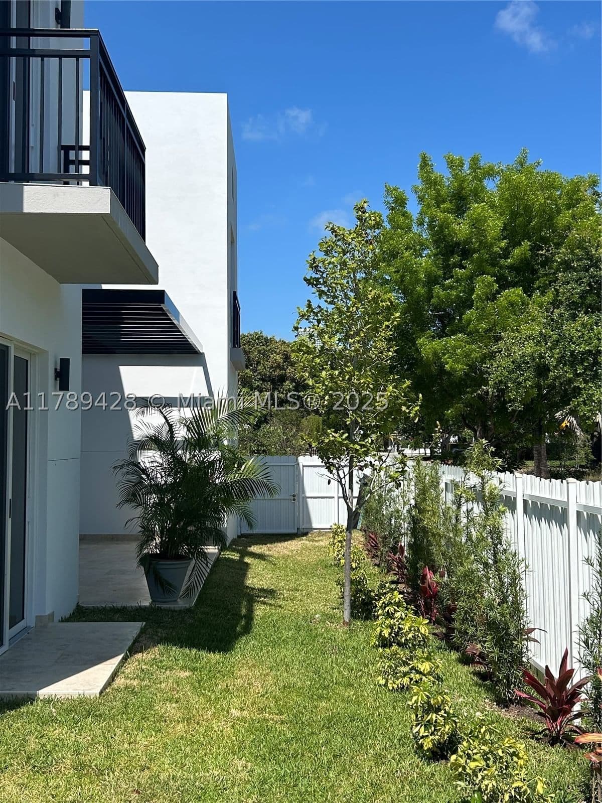 4+1 Müstakil ev — 900 24th Rd, Miami, FL 33129