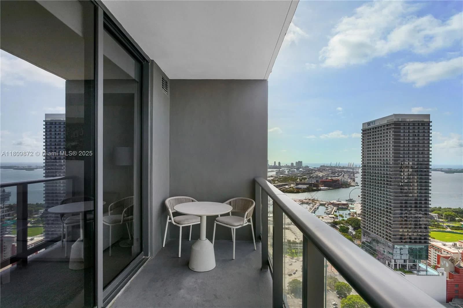 1-bedroom Condo — 601 1st St #3907, Miami, FL 33132