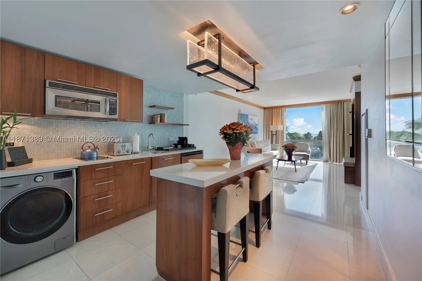 1-bedroom Condo — 6801 Collins Ave #418 (deed 407), Miami Beach, FL 33141