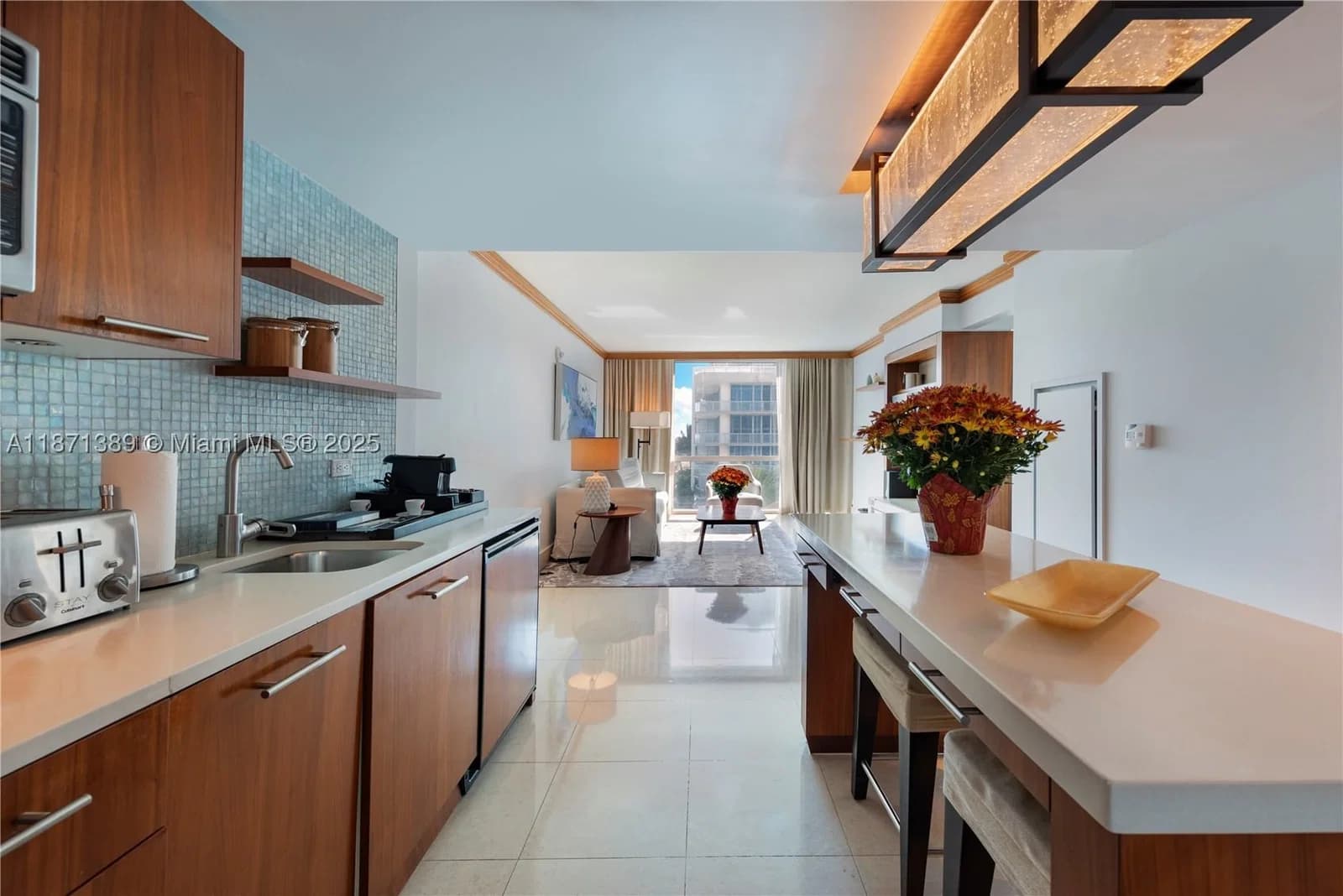 1-bedroom Condo — 6801 Collins Ave #418 (deed 407), Miami Beach, FL 33141