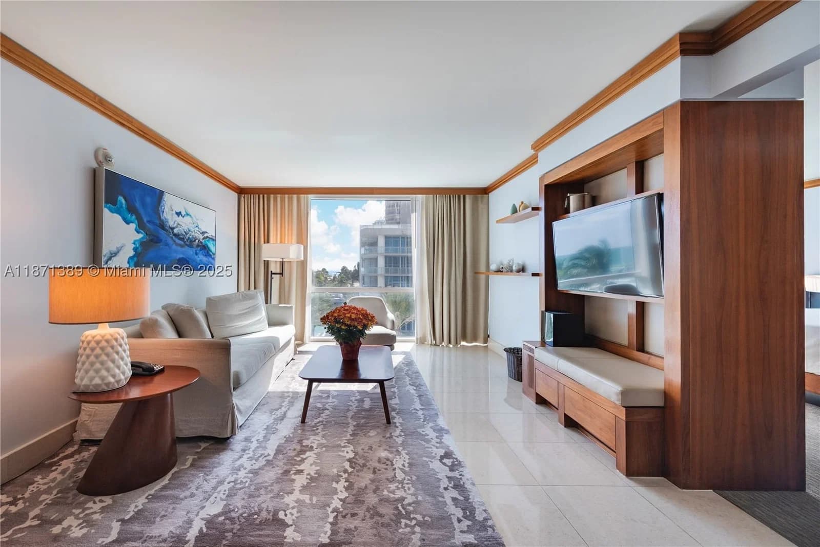 1-bedroom Condo — 6801 Collins Ave #418 (deed 407), Miami Beach, FL 33141