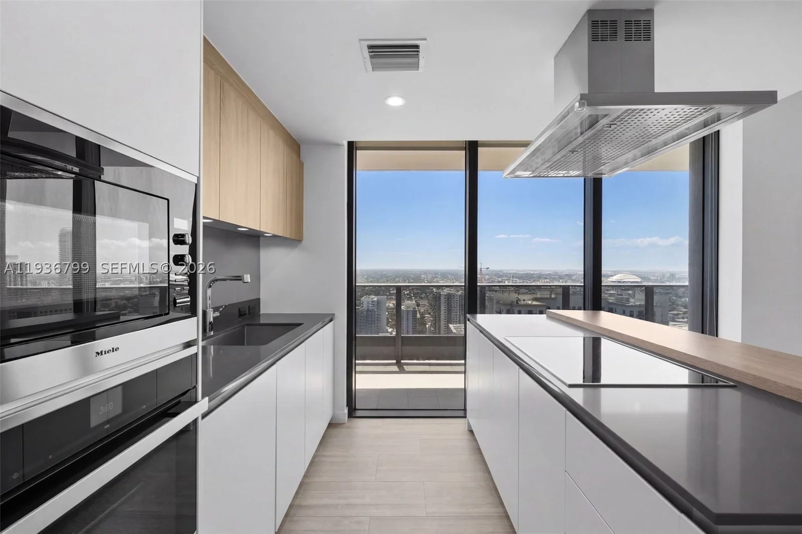 2-bedroom Condo — 1000 Brickell Plz #4212, Miami, FL 33131