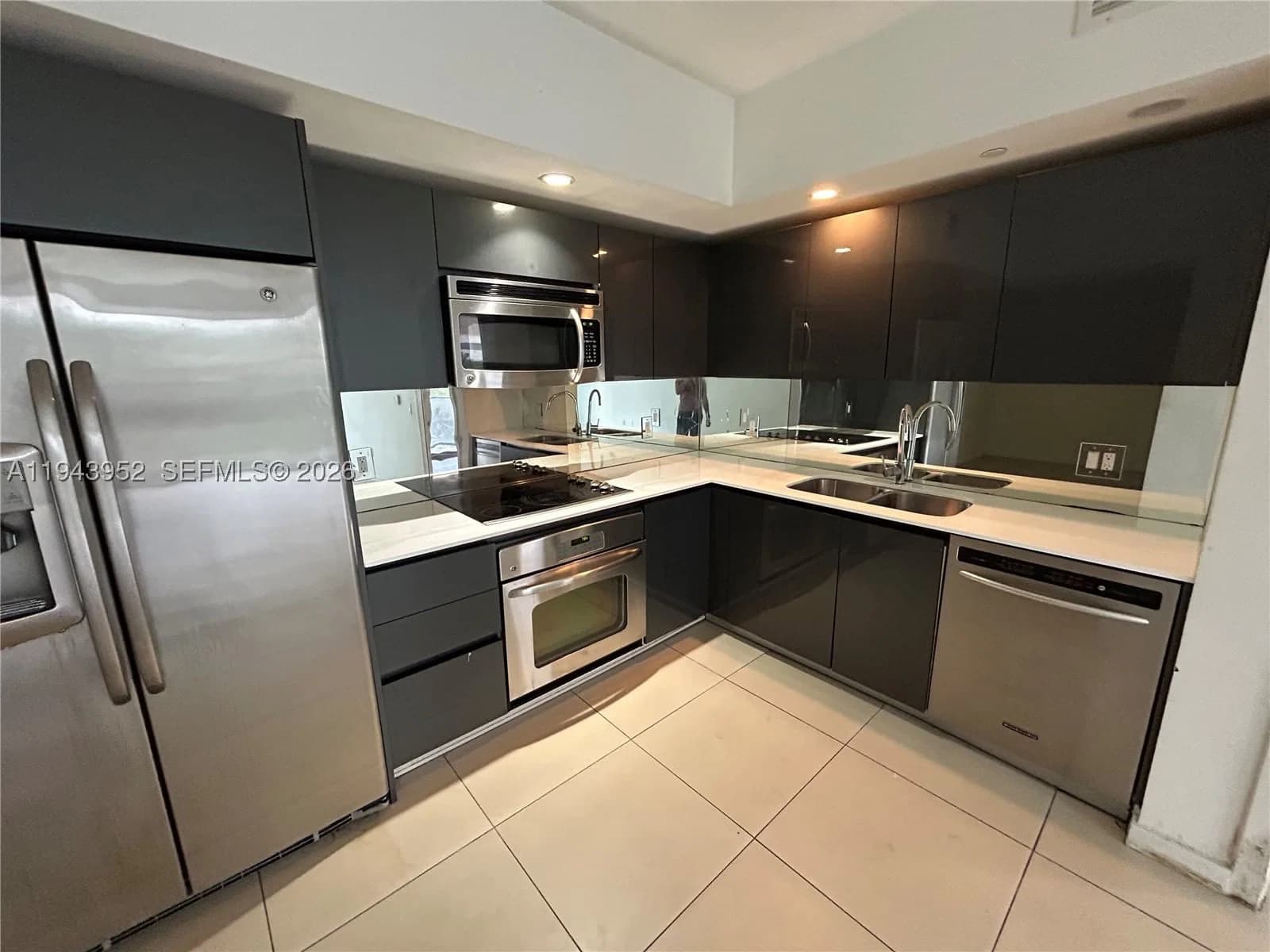 2-bedroom Condo — 31 6th St #407, Miami, FL 33131