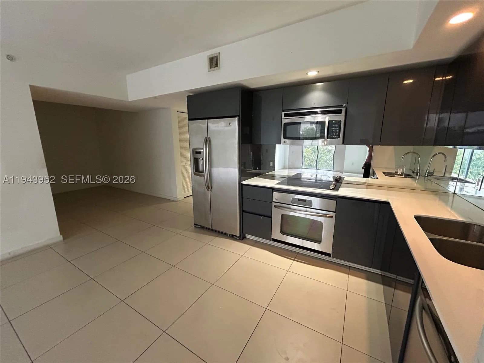 2-bedroom Condo — 31 6th St #407, Miami, FL 33131