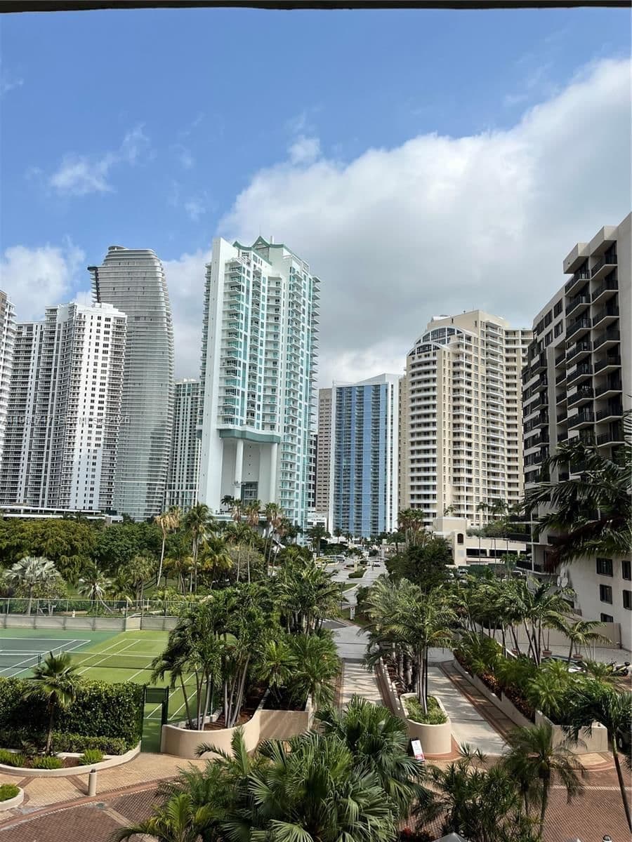 2+1 Condo — 520 Brickell Key Dr #A610, Miami, FL 33131