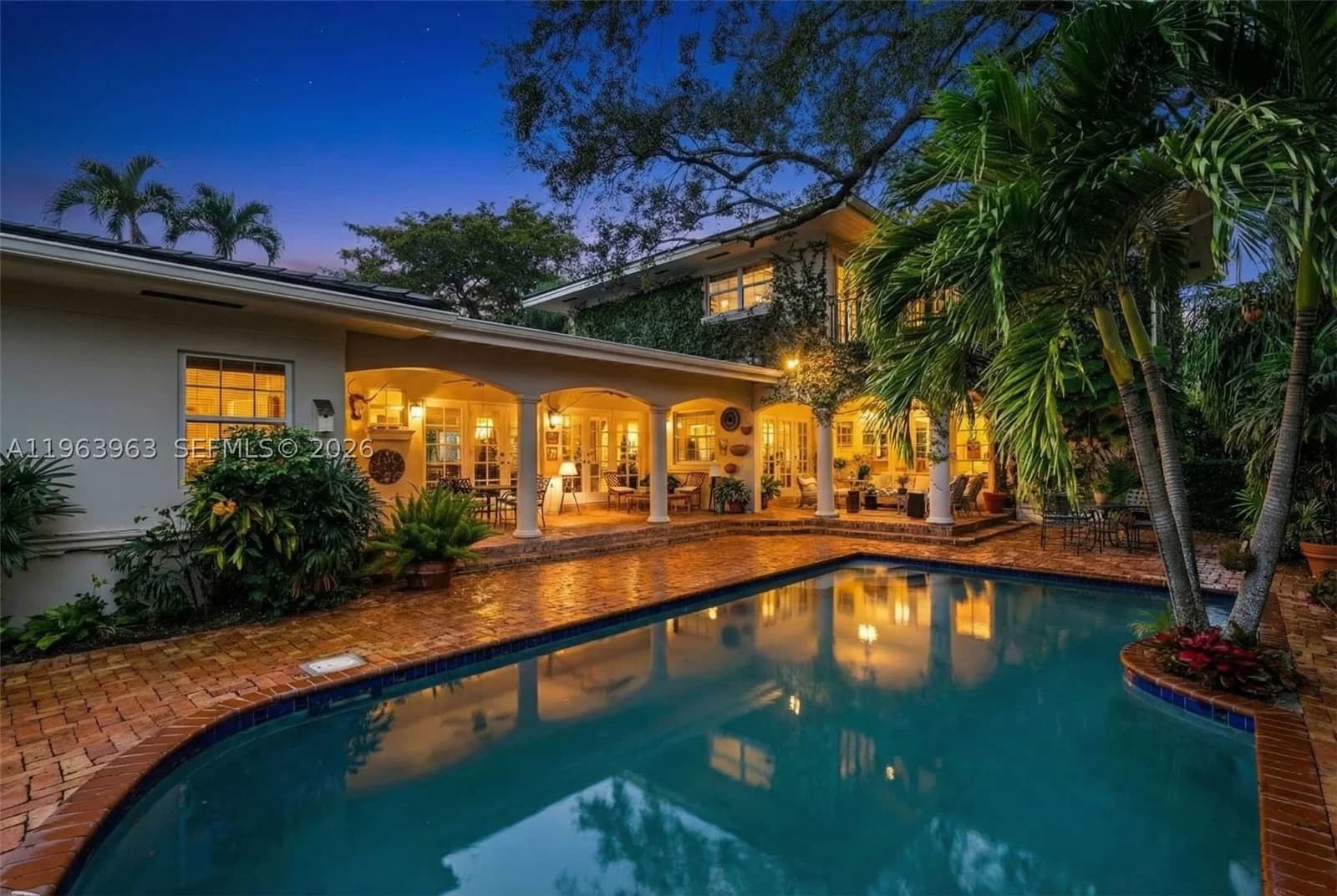 4+1 Müstakil ev — 1255 Algardi Ave, Coral Gables, FL 33146