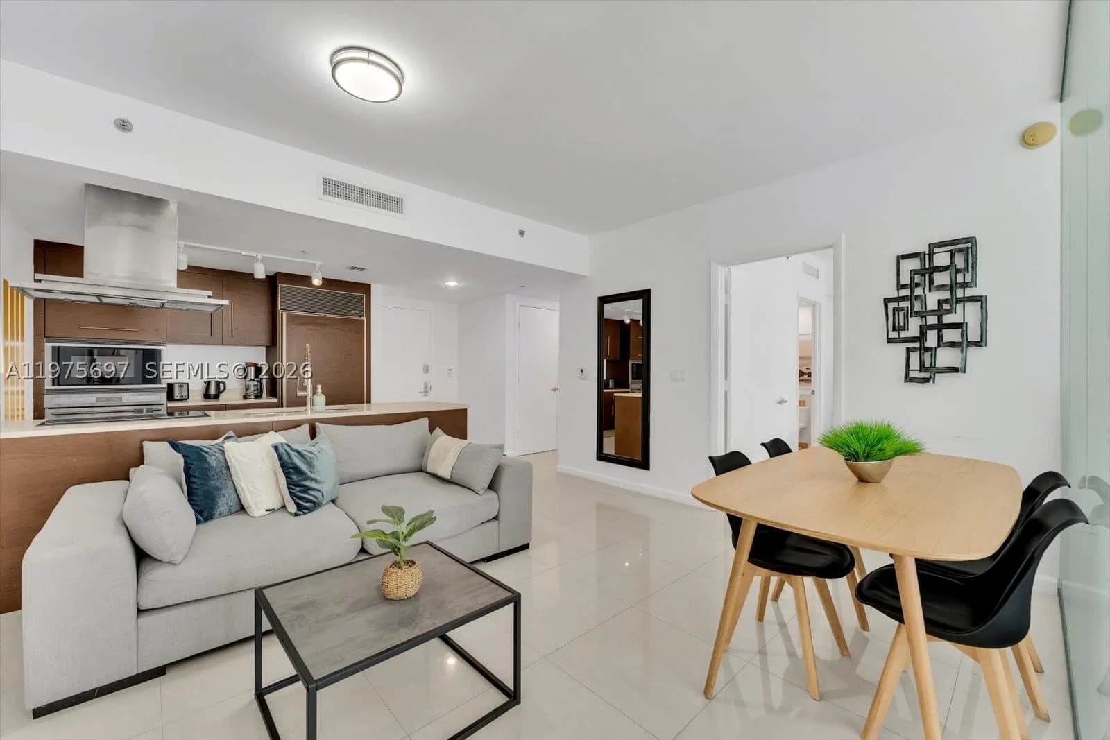 1-bedroom Condo — 485 Brickell Ave #1807, Miami, FL 33131