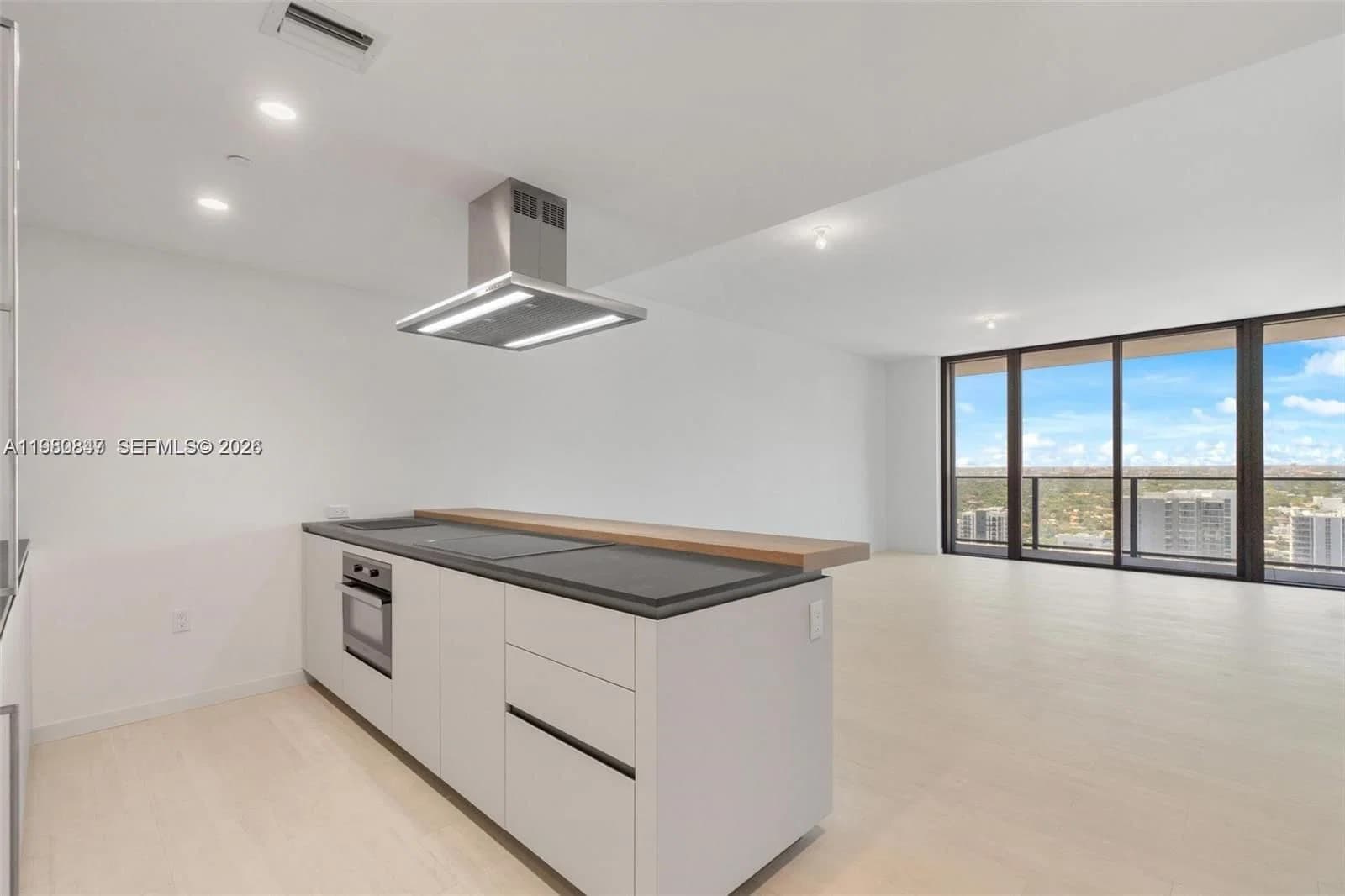 1-bedroom Condo — 1000 Brickell Plz #3310, Miami, FL 33131