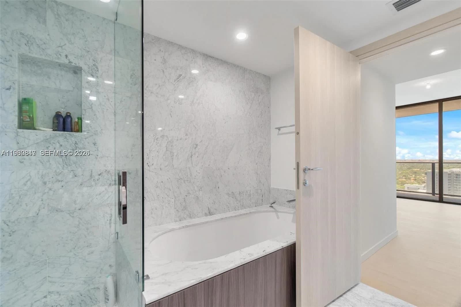 1-bedroom Condo — 1000 Brickell Plz #3310, Miami, FL 33131