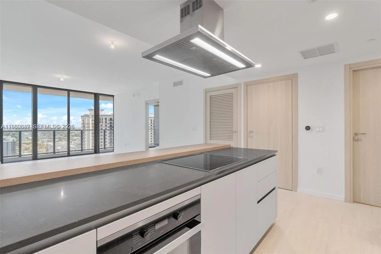 1-bedroom Condo — 1000 Brickell Plz #3310, Miami, FL 33131