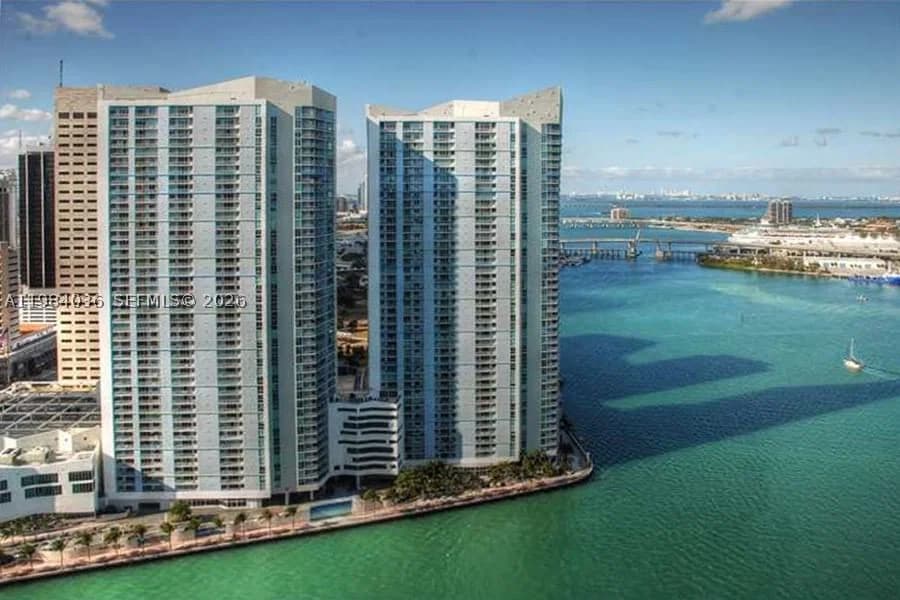 1+1 Condo — Miami, FL 33131