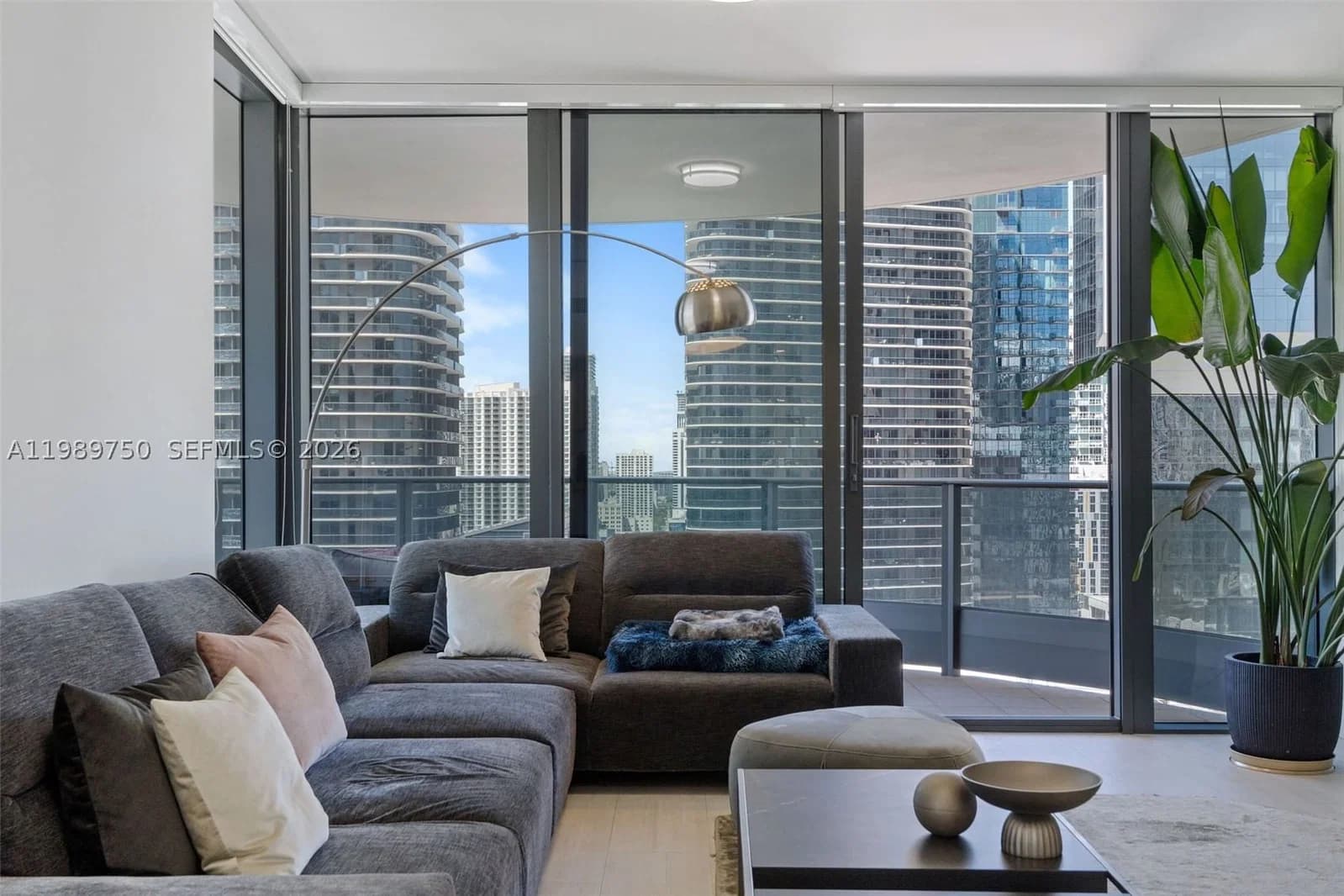 2-bedroom Condo — 1000 Brickell Plz #2812, Miami, FL 33131