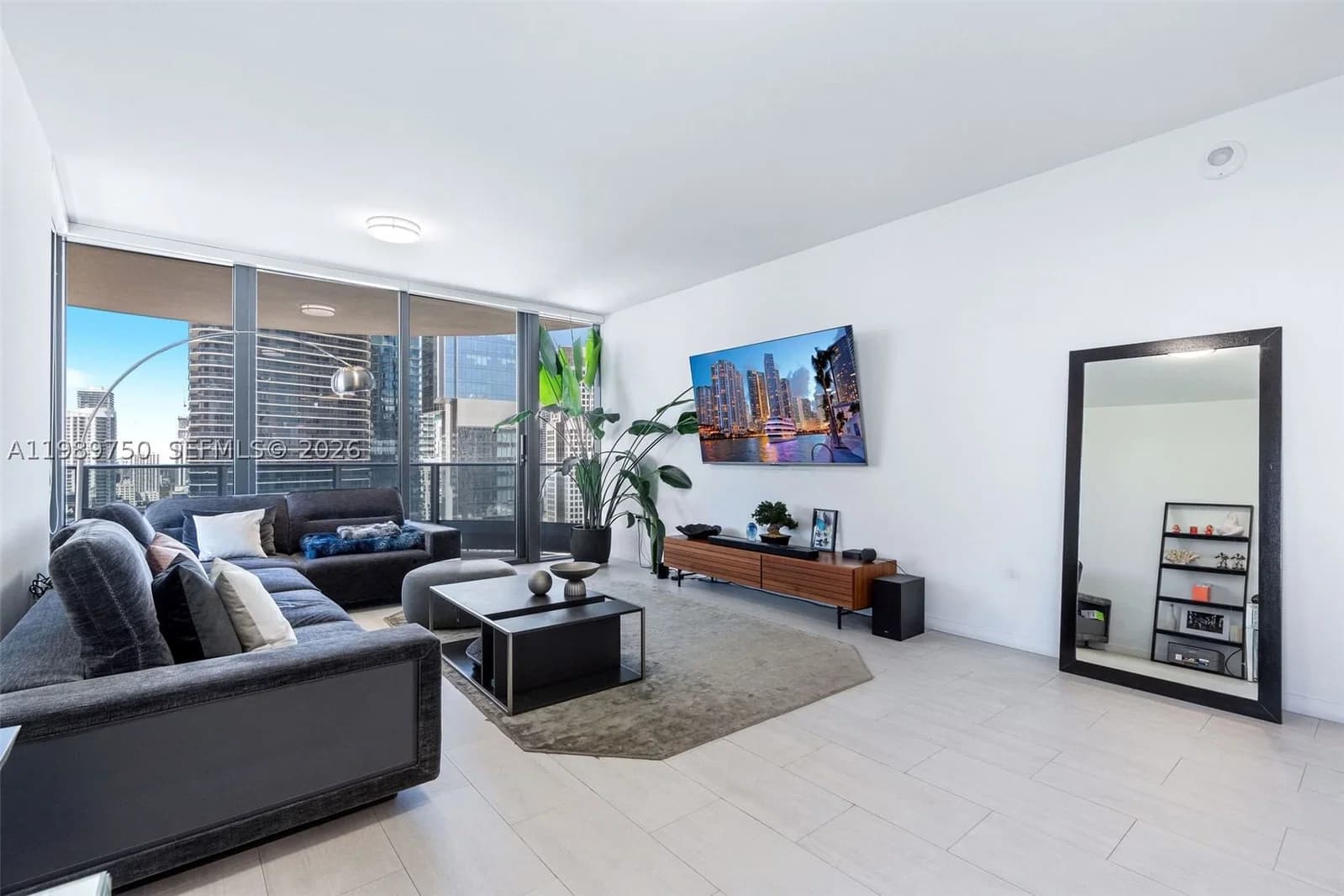 2-bedroom Condo — 1000 Brickell Plz #2812, Miami, FL 33131