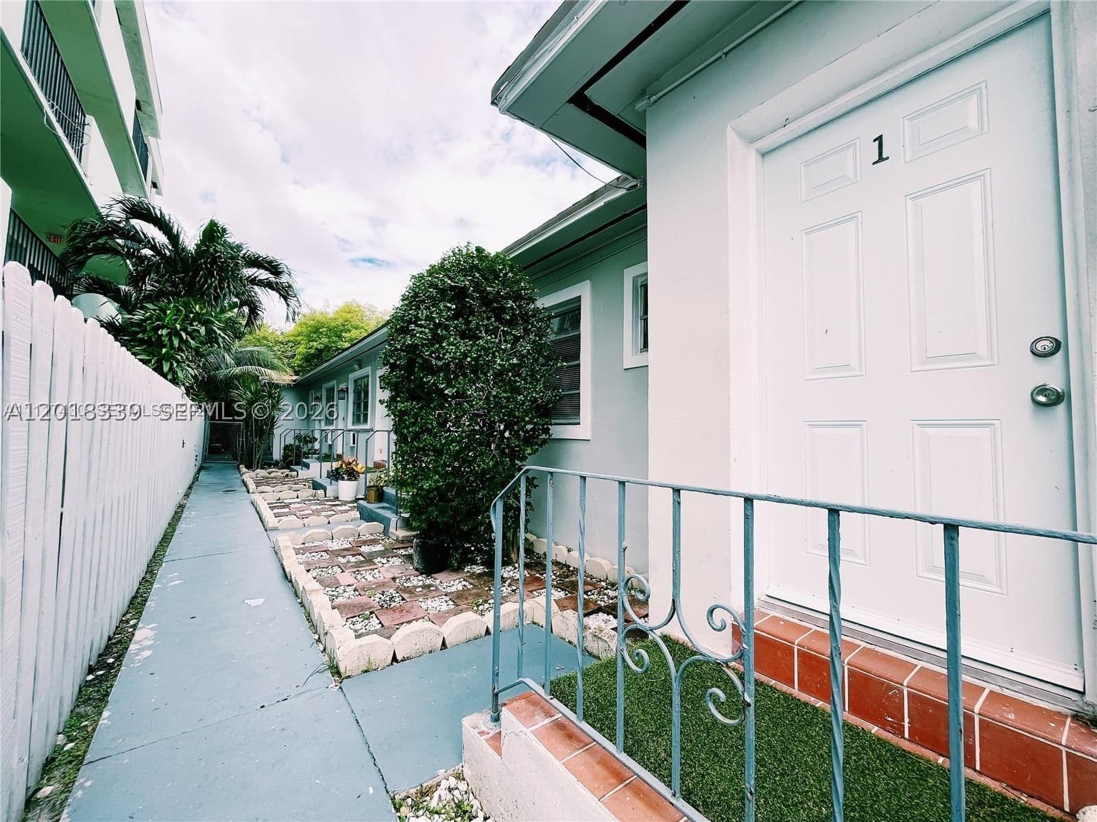 Mülk — 7630 Byron Ave, Miami Beach, FL 33141