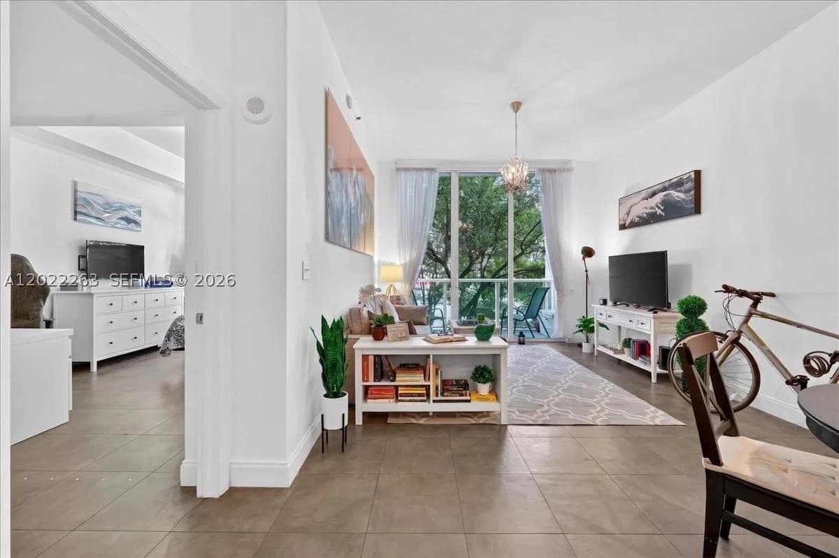 1-bedroom Condo — 31 5th St #203, Miami, FL 33131