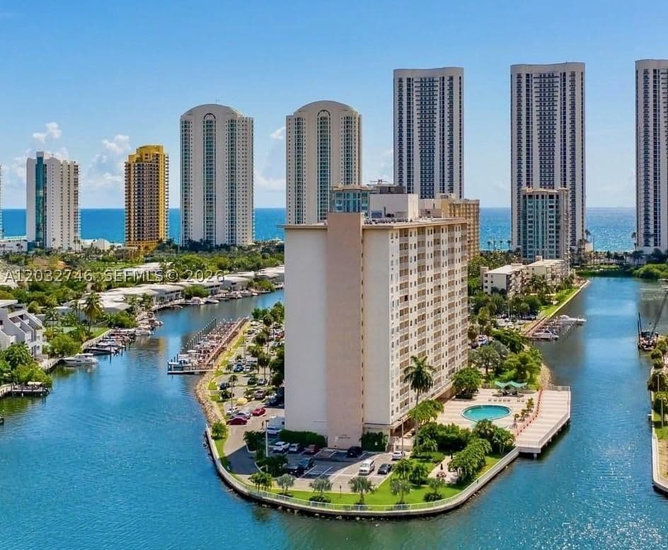1+1 Condo — 400 Kings Point Dr #309, Sunny Isles Beach, FL 33160