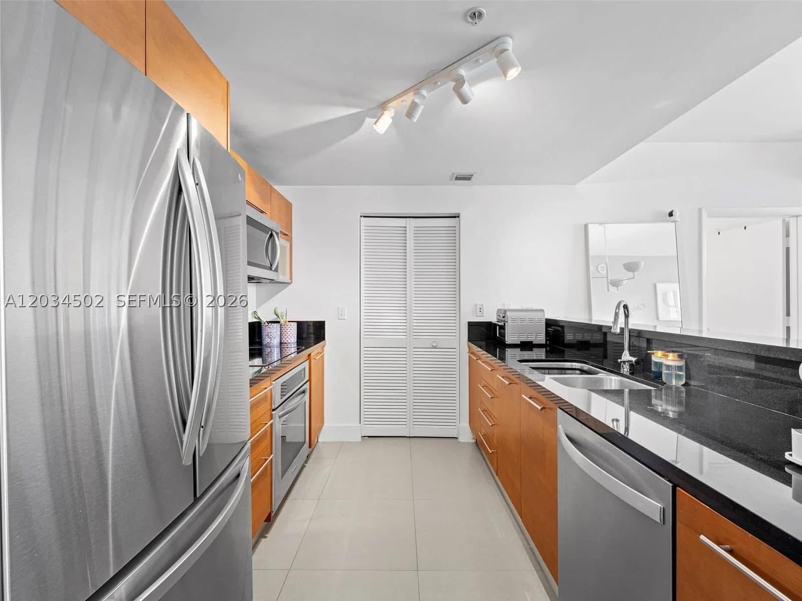 2-bedroom Condo — 253 2nd St #1801, Miami, FL 33132