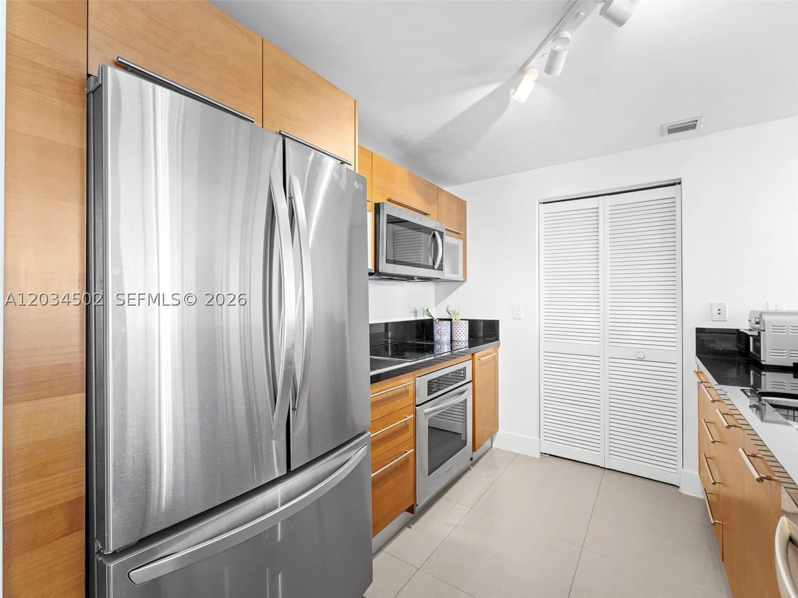 2-bedroom Condo — 253 2nd St #1801, Miami, FL 33132