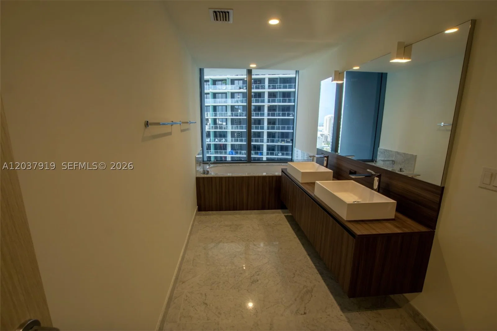2+1 Condo — 1000 Brickell Plaza #2809, Miami, FL 33131