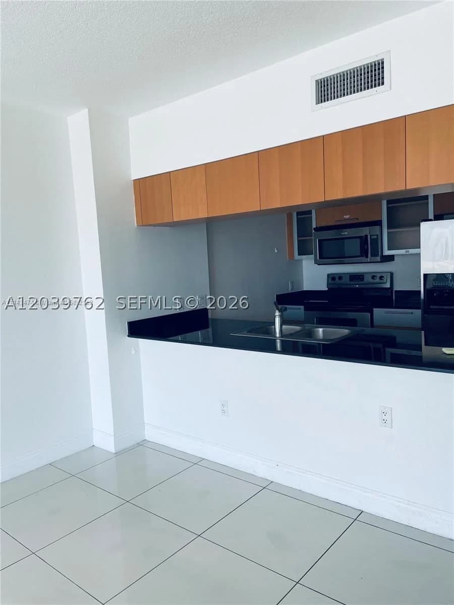 1+1 Condo — 1750 Bayshore Dr #2112, Miami, FL 33132