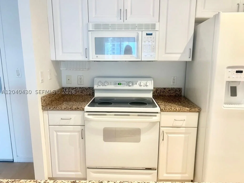 1-bedroom Condo — 1155 BRICKELL BAY DR #807, Miami, FL 33131