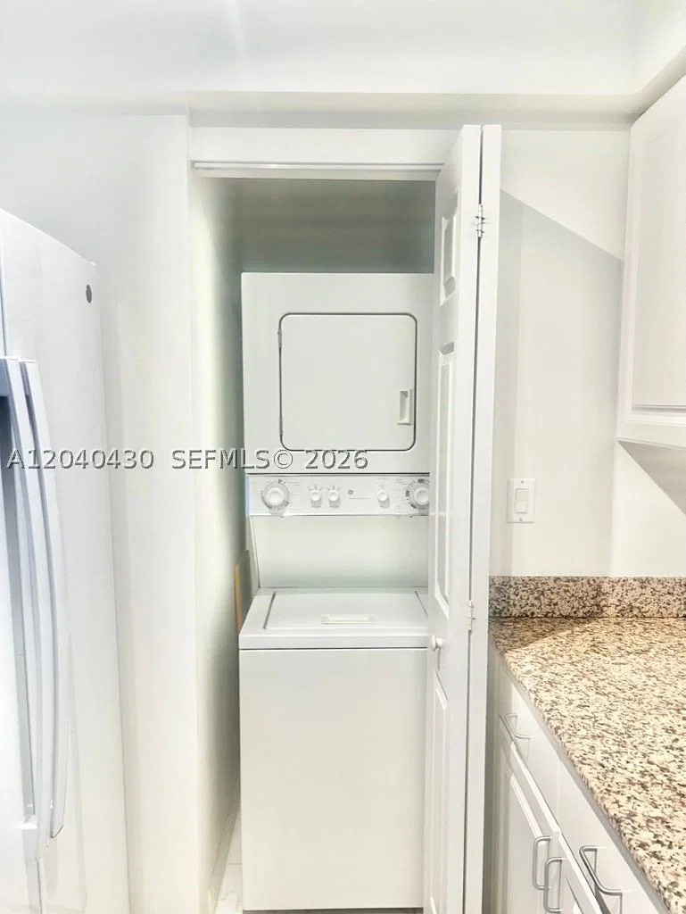 1-bedroom Condo — 1155 BRICKELL BAY DR #807, Miami, FL 33131