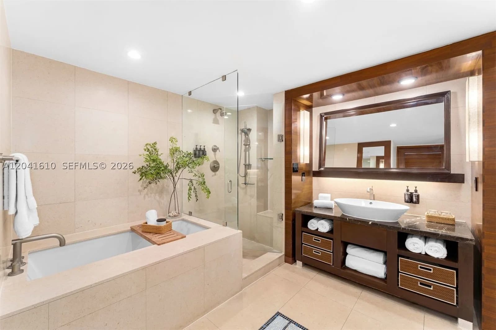 1-bedroom Condo — 6801 Collins Ave #DOOR 606, Miami Beach, FL 33141