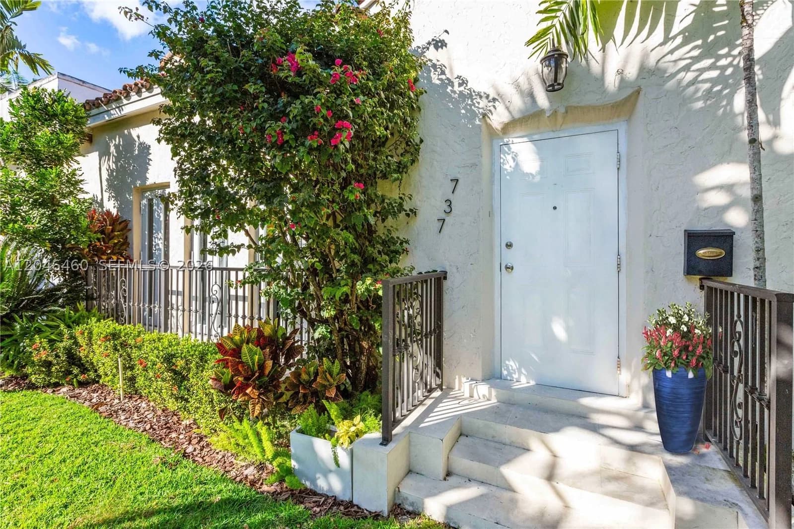 3+1 Müstakil ev — 737 Alhambra Cir, Coral Gables, FL 33134