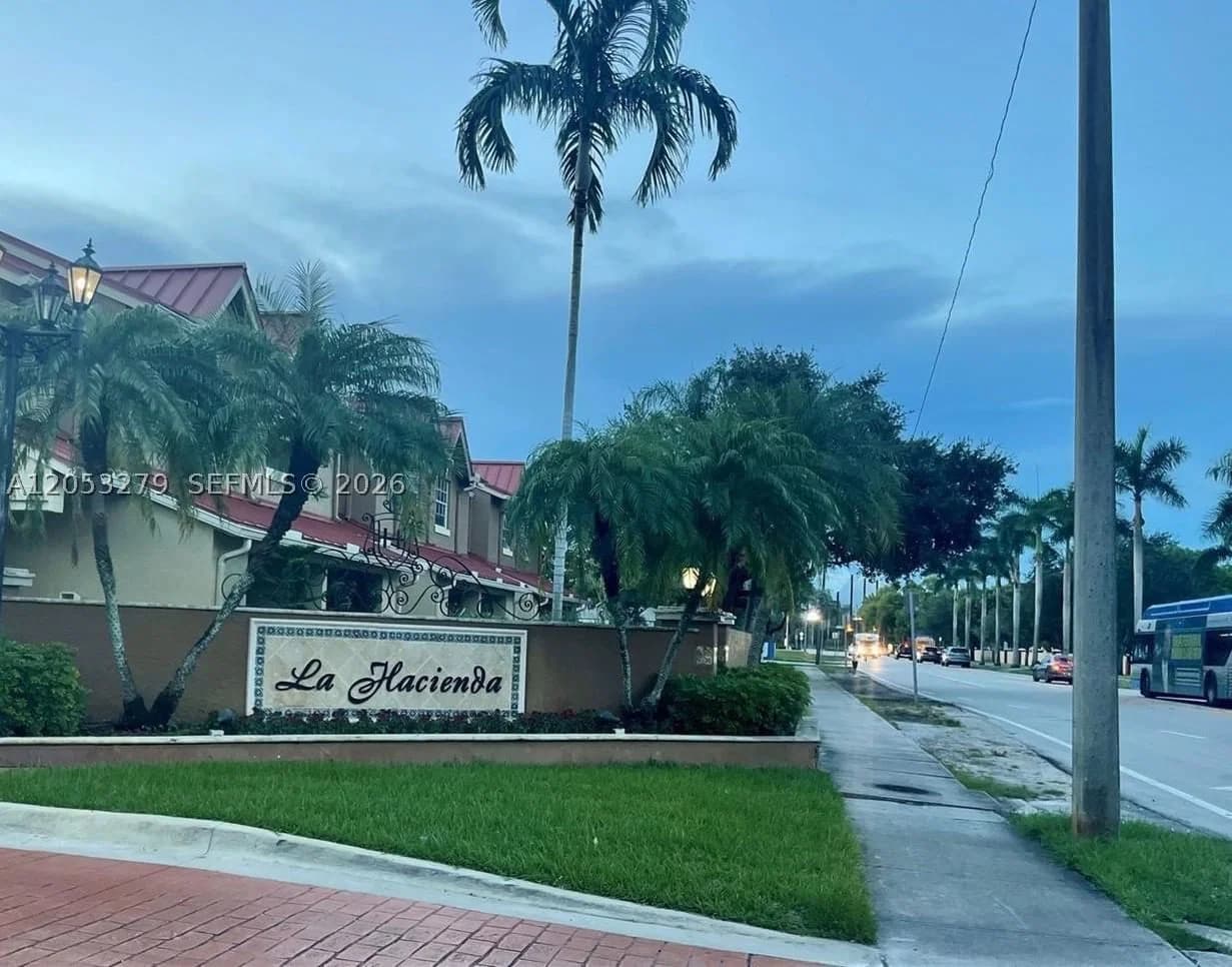 1-bedroom Condo — 18304 68th Ave #M, Hialeah, FL 33015