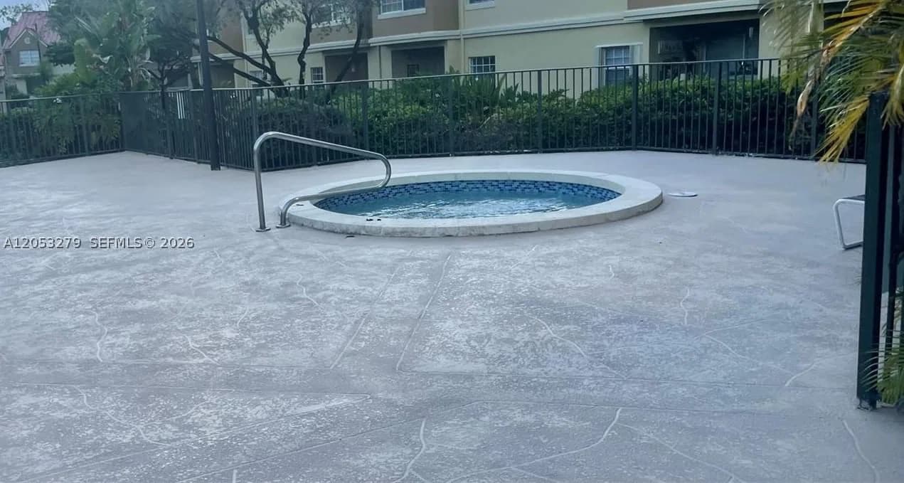 1-bedroom Condo — 18304 68th Ave #M, Hialeah, FL 33015