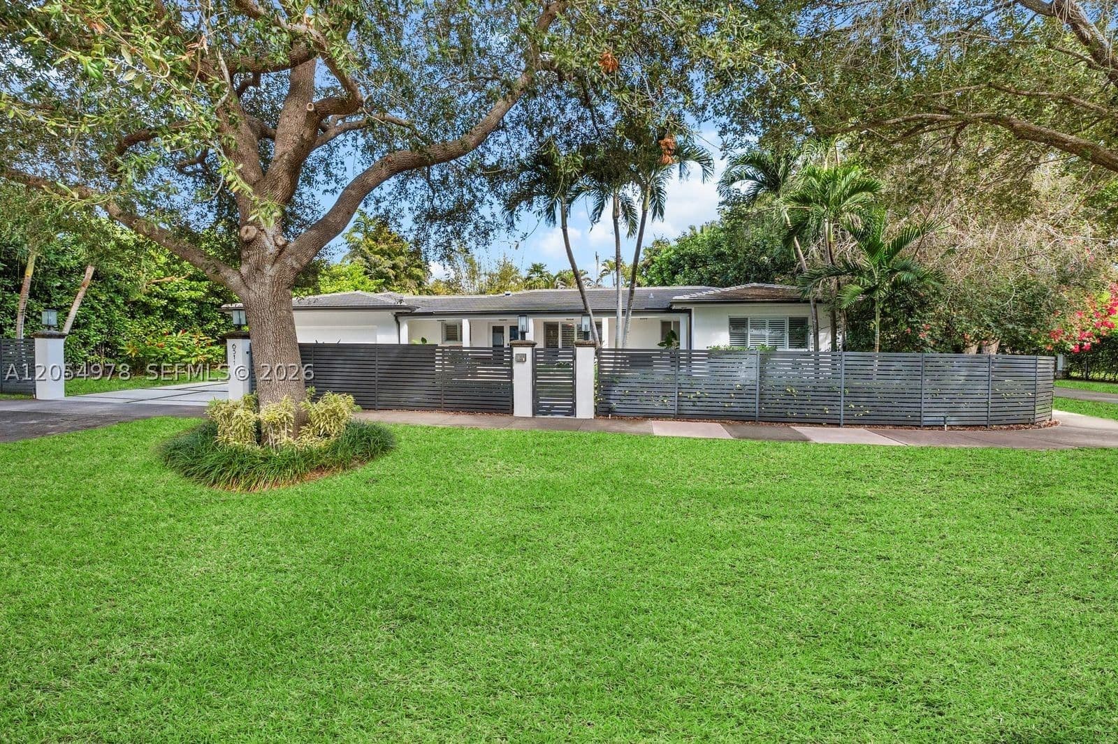 4+1 Müstakil ev — 6511 Riviera Dr, Coral Gables, FL 33146