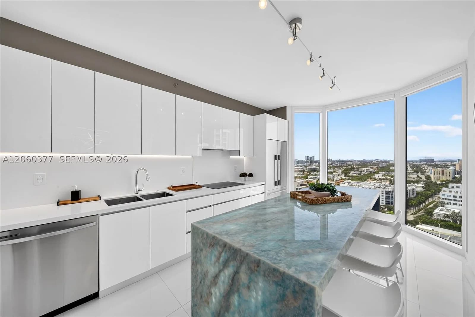 2+1 Condo — 300 Pointe Dr #2104, Miami Beach, FL 33139