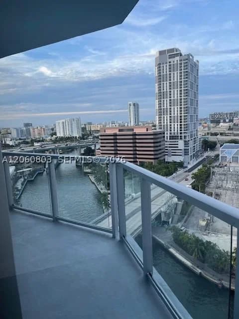 1+1 Condo — 185 7th St #1605, Miami, FL 33130