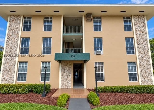 2-bedroom Apartment — 1400 Douglas Rd #11, Coral Gables, FL 33134