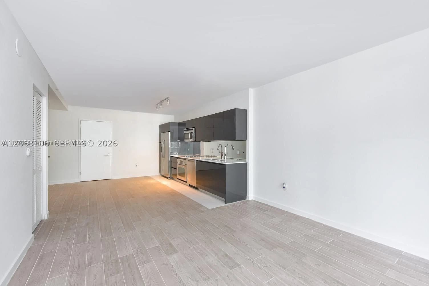1+1 Condo — 31 6th St #406, Miami, FL 33131