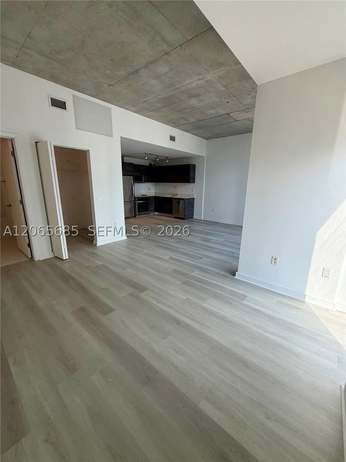 1-bedroom Condo — 151 1 Street #2207, Miami, FL 33131