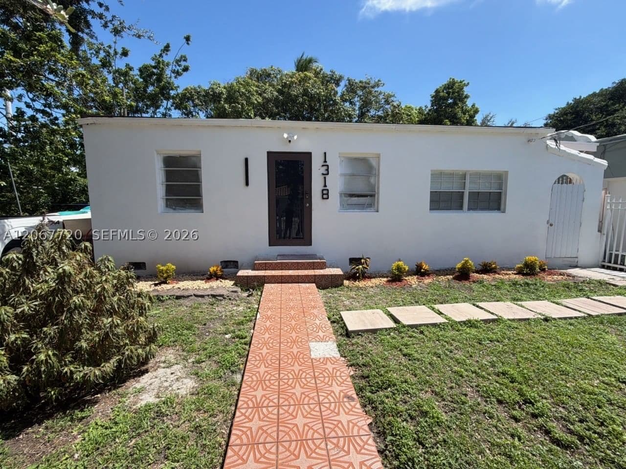 3+1 Müstakil ev — 1318 34th St, Miami, FL 33142