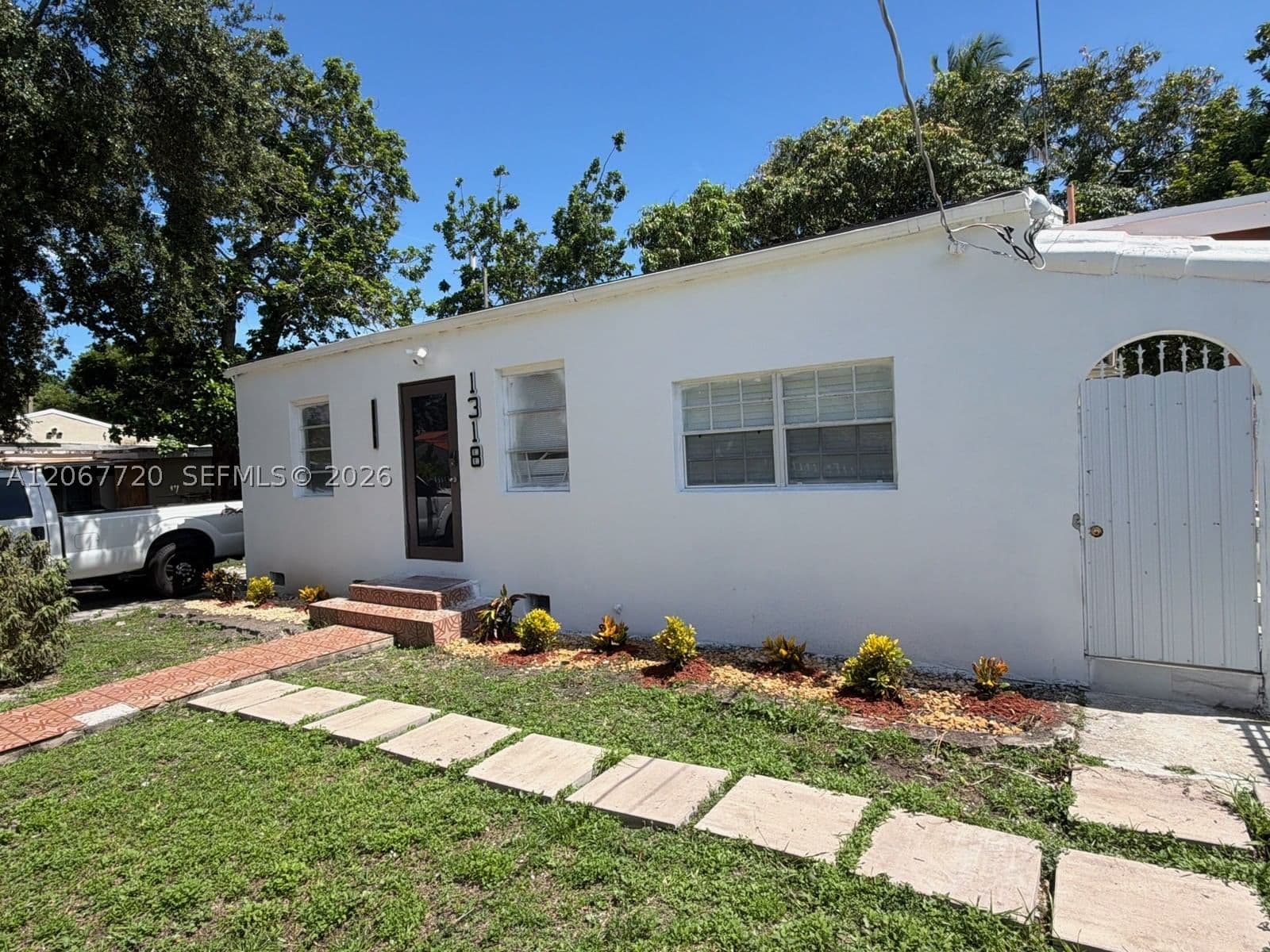 3+1 Müstakil ev — 1318 34th St, Miami, FL 33142