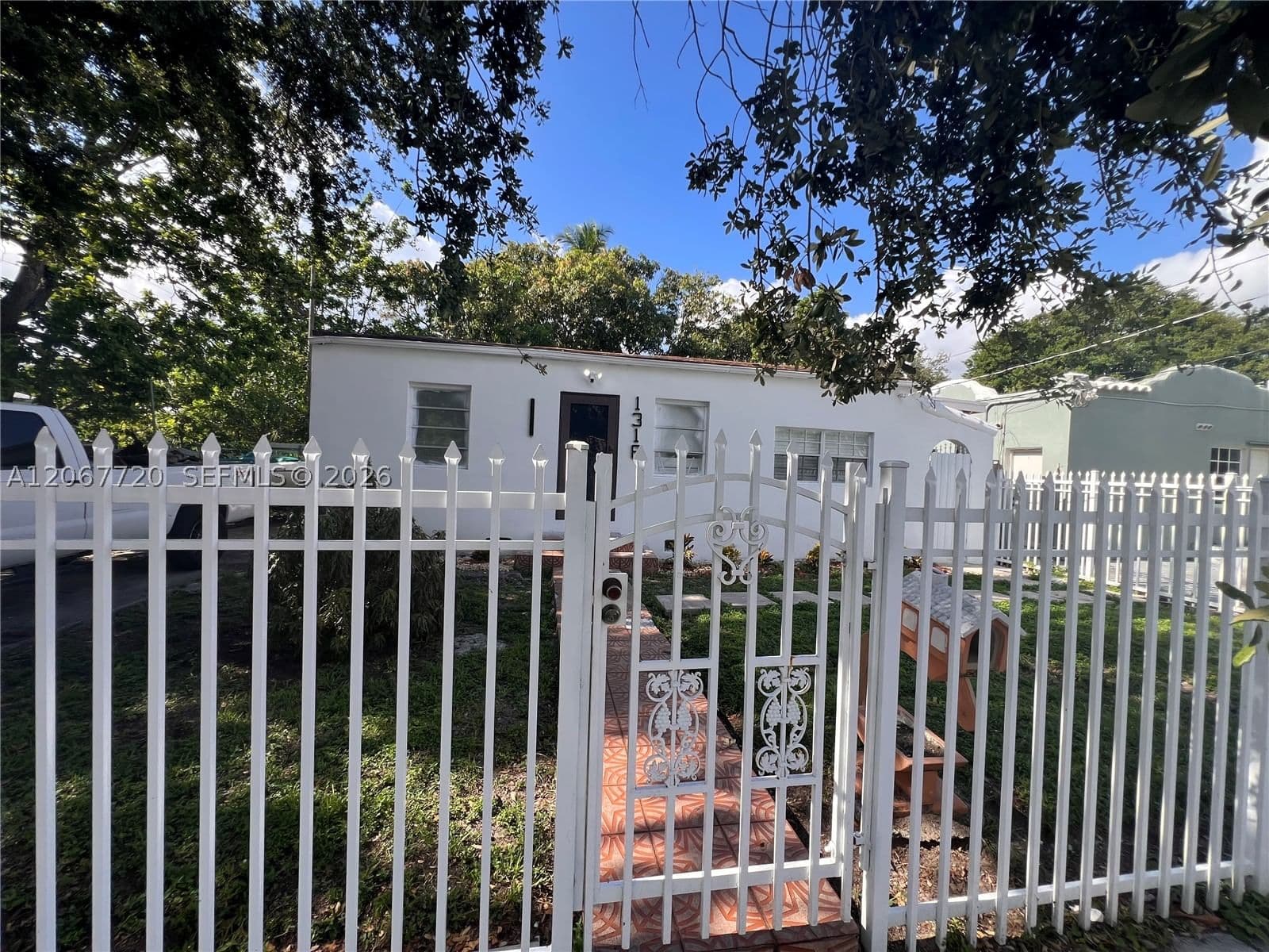 3+1 Müstakil ev — 1318 34th St, Miami, FL 33142