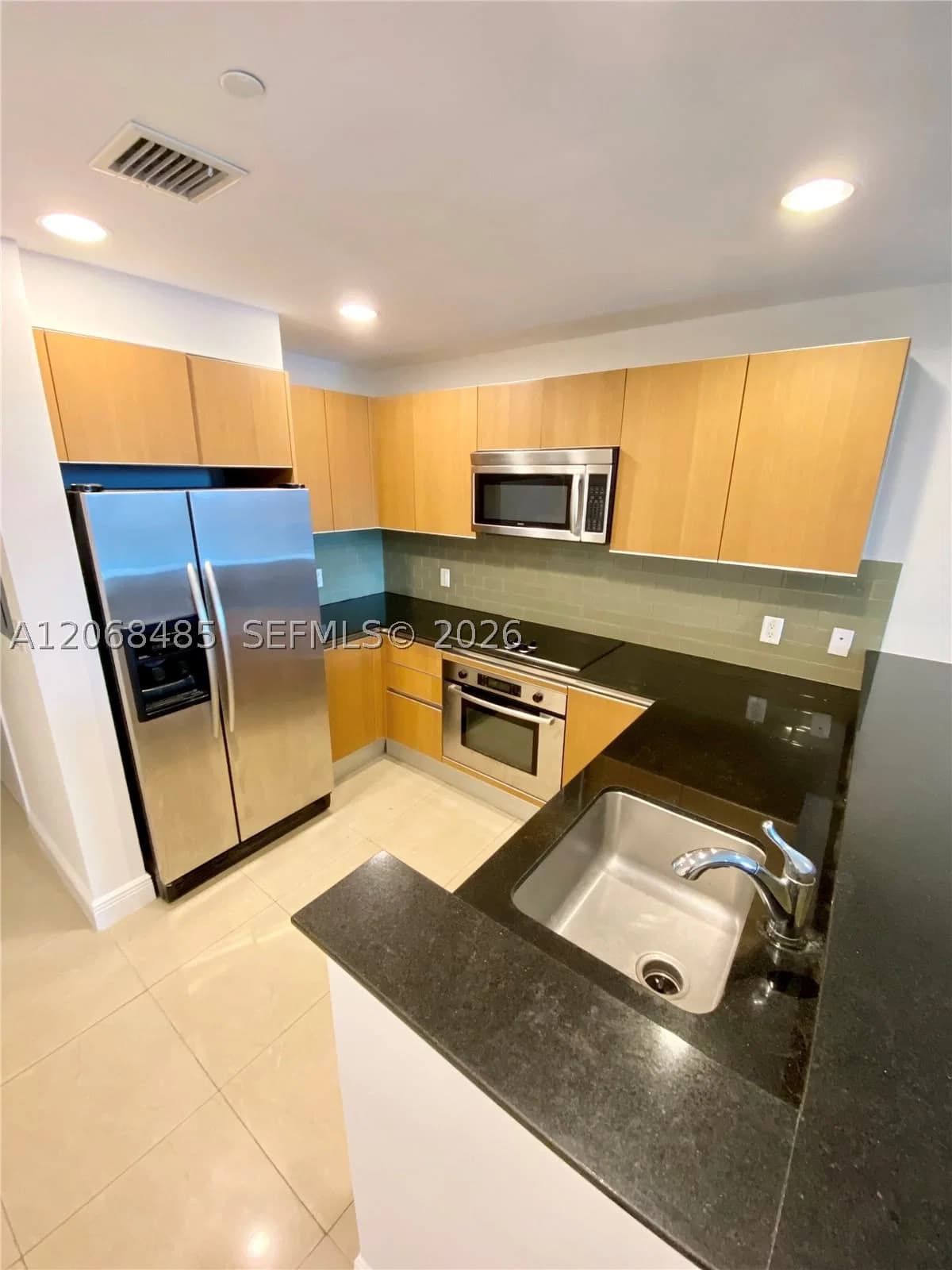 1-bedroom Condo — 1060 Brickell Ave #1413, Miami, FL 33131