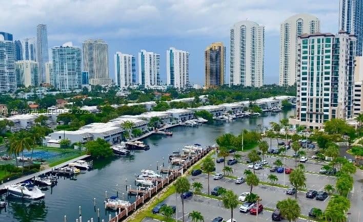 1+1 Condo — 400 Kings Point Dr #316, Sunny Isles Beach, FL 33160