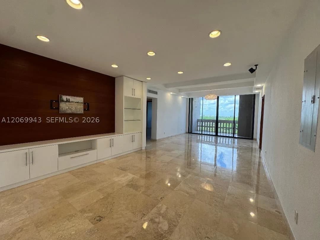 2+1 Condo — 90 Edgewater Dr #PH15, Coral Gables, FL 33133