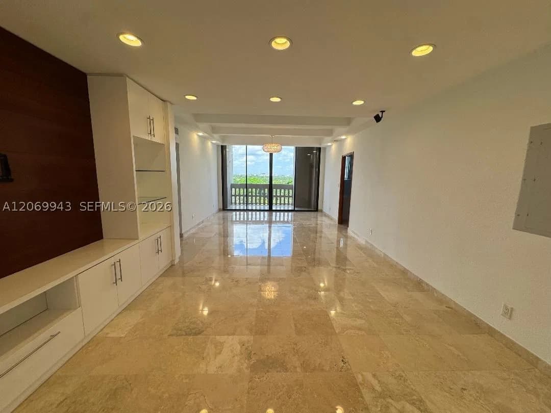 2+1 Condo — 90 Edgewater Dr #PH15, Coral Gables, FL 33133