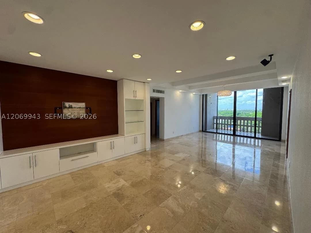 2+1 Condo — 90 Edgewater Dr #PH15, Coral Gables, FL 33133